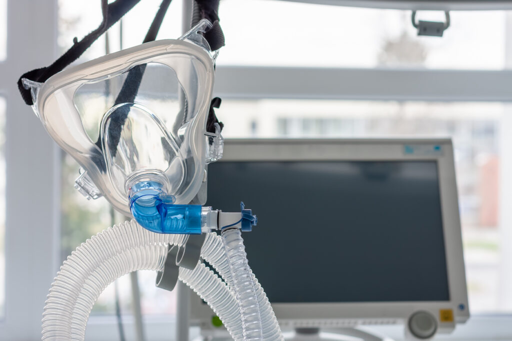 Non-invasive ventilation face mask for use with a ventilator in ICU
